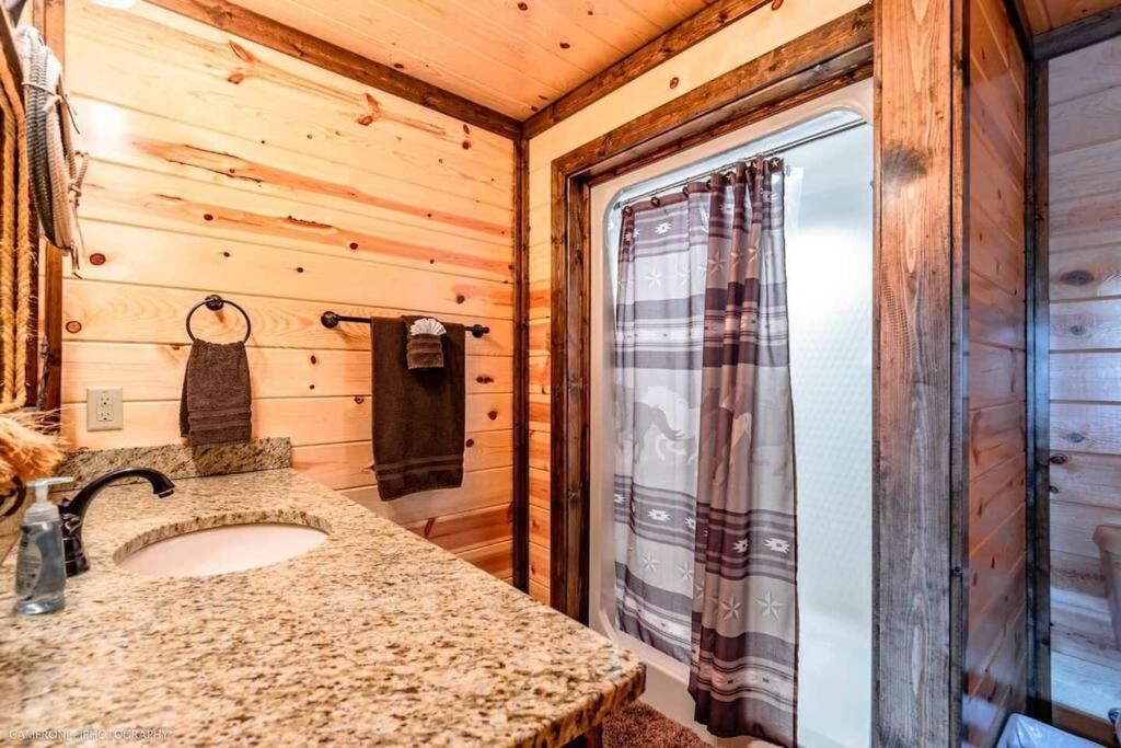 Iron Horse Lodge Sleeps 18, Games, Fire Pit, Hot Tub, Ev, More Broken Bow Exterior photo