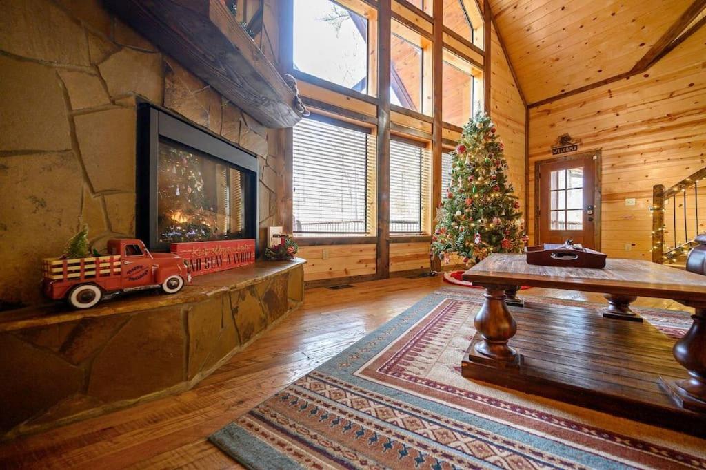 Iron Horse Lodge Sleeps 18, Games, Fire Pit, Hot Tub, Ev, More Broken Bow Exterior photo