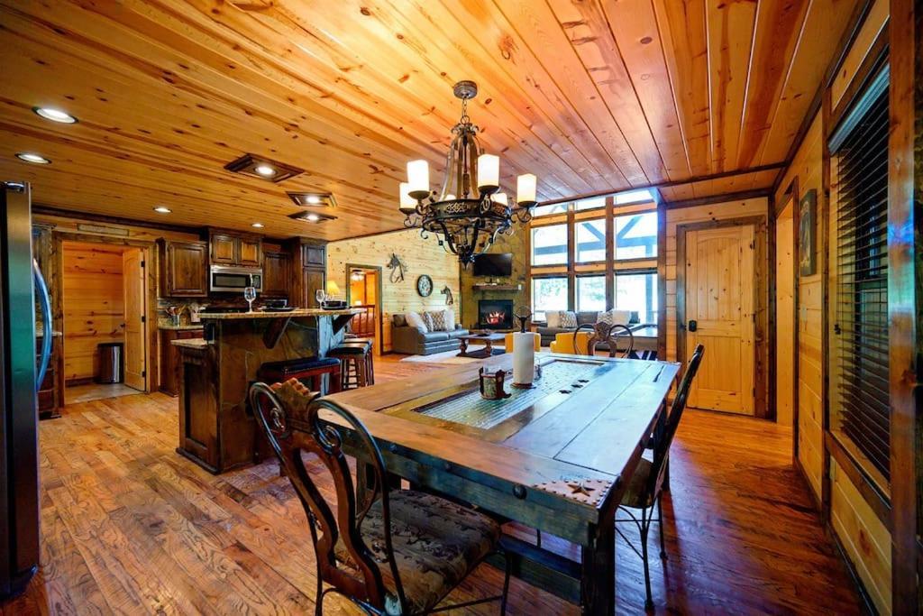Iron Horse Lodge Sleeps 18, Games, Fire Pit, Hot Tub, Ev, More Broken Bow Exterior photo