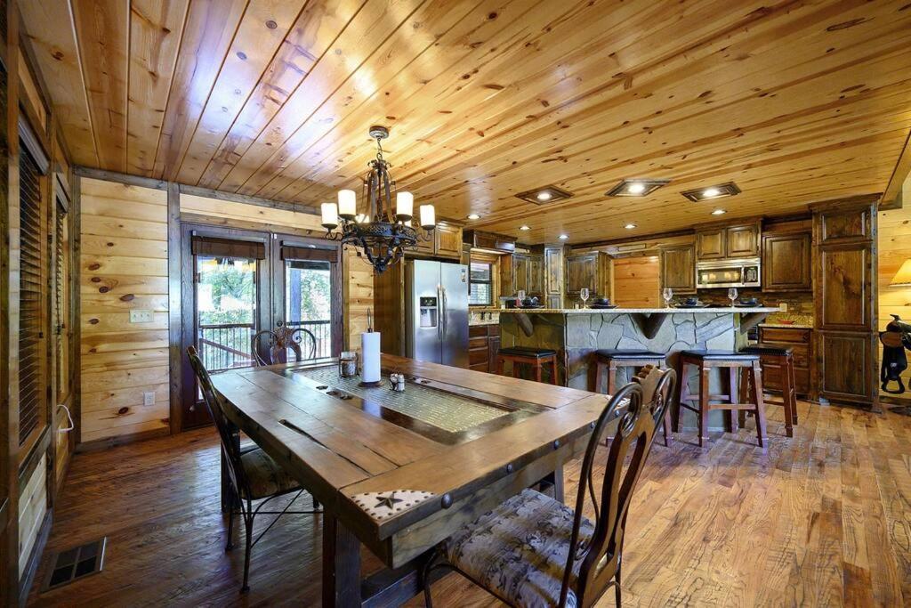 Iron Horse Lodge Sleeps 18, Games, Fire Pit, Hot Tub, Ev, More Broken Bow Exterior photo
